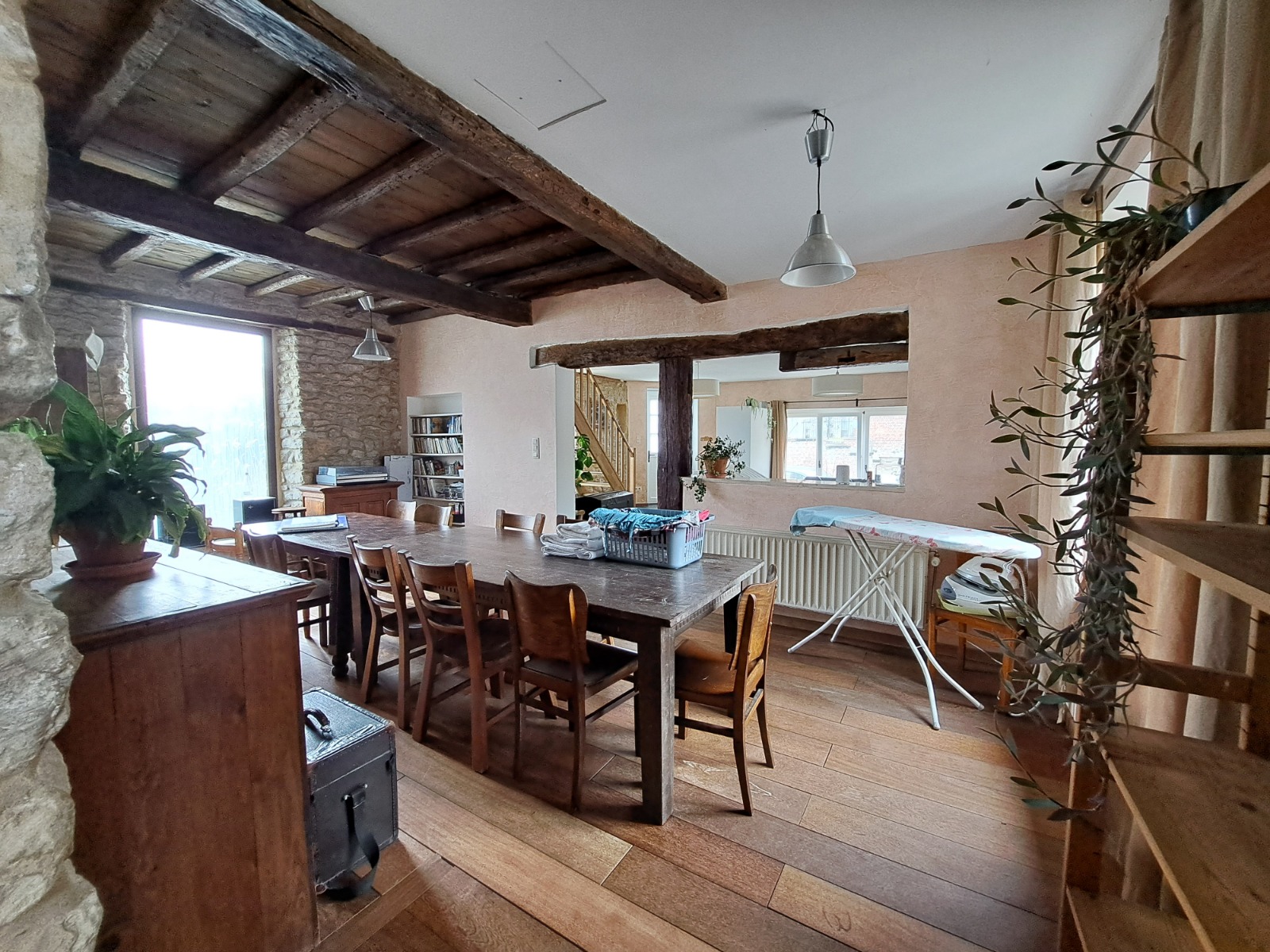 Grande salle avec poutres apparentes